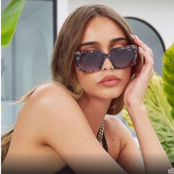 NWOT Quay Paris Hilton TOTAL VIBE Oversized Tortoise Square Sunglasses - Picture 1 of 14